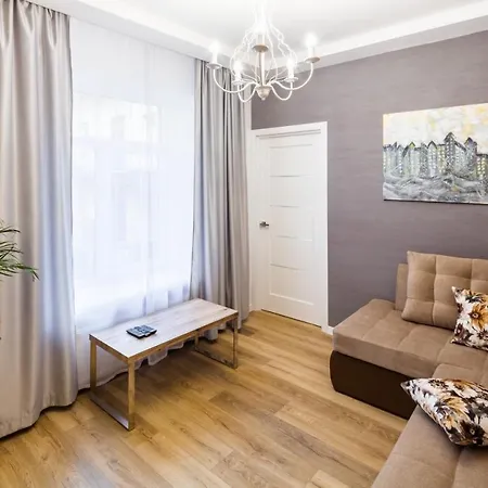 в центрі вул куліша 5 хв до оперного театру *