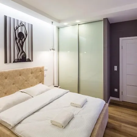 в центрі вул куліша 5 хв до оперного театру Lemberg