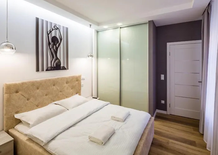 в центрі вул куліша 5 хв до оперного театру Lviv